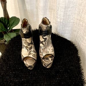 Elegant Leopard Print Heels